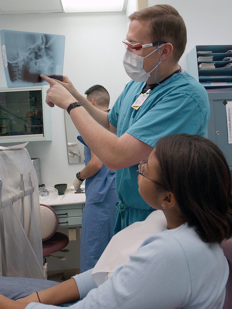 Doktor na nag-aaral ng x-ray