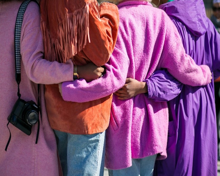 group hug mula sa likod ng isang grupo