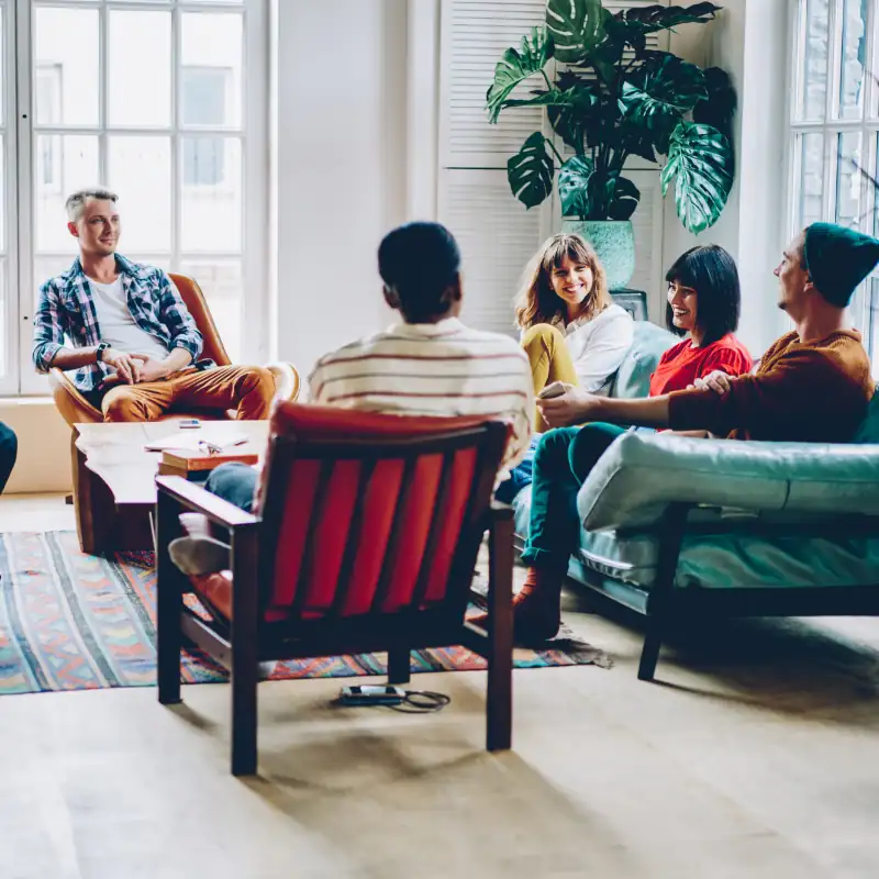 Mga kabataan na nagpupulong sa opisina