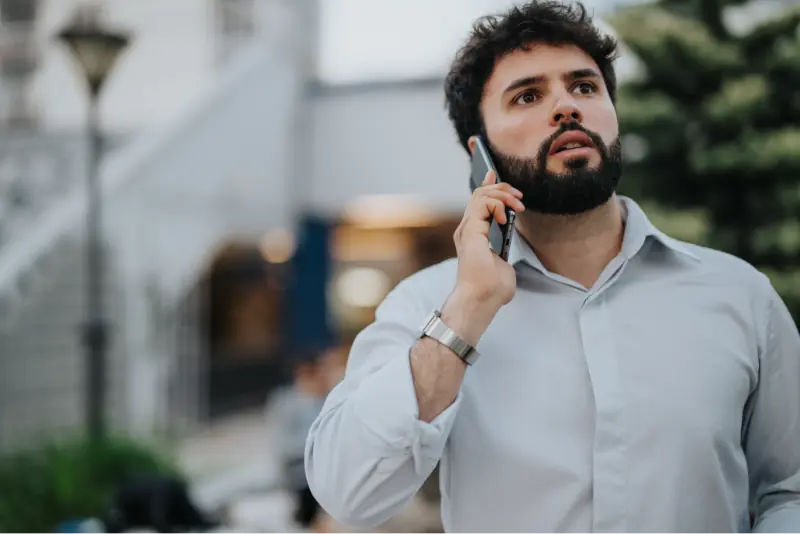 Binatilyo na nagsasalita sa telepono