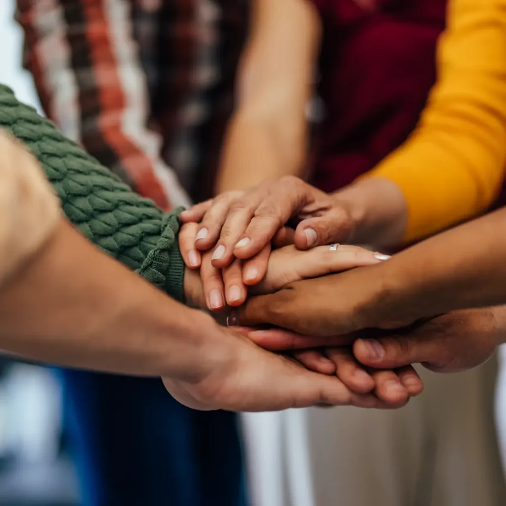 Magkasabay na nagdiriwang ang mga kamay