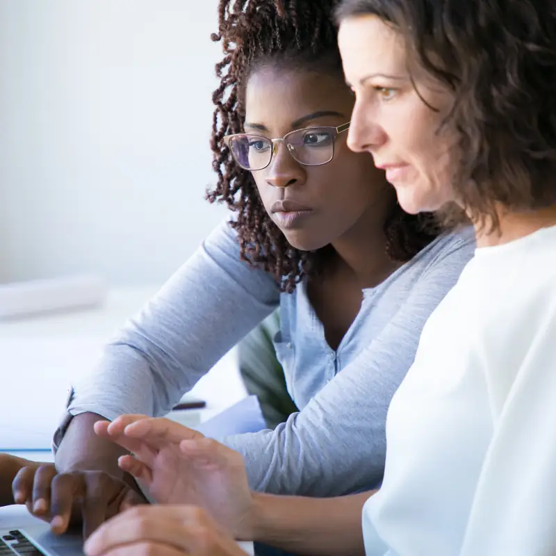 Mga Espesyalista na Nagtatrabaho sa Computer